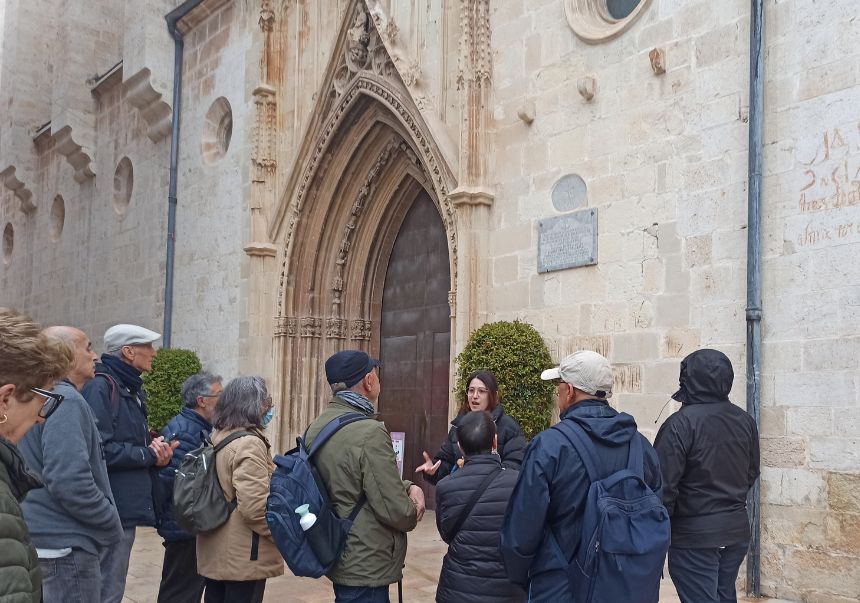Grupo de AlumniUV visitando la Insigne Colegiata de Gandia. FOTO: AlumniUV.